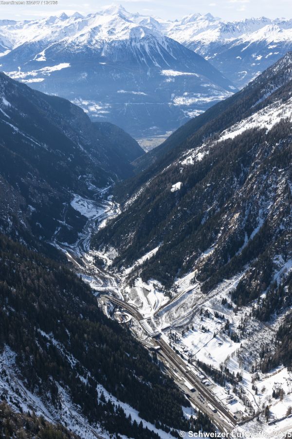 Autoverladetstion der BLS (Lötschberg - Südrampe) bei Goppenstein. Position: 2'624'508.17, 1'134'892.65. - Blickrichtung S ins Wallis.